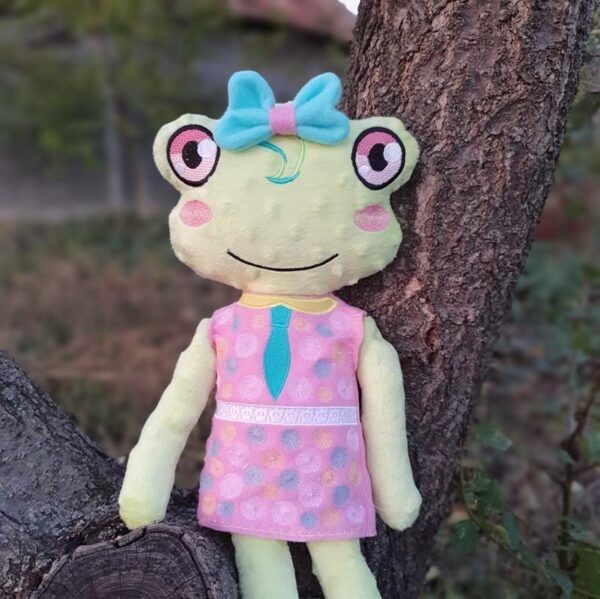 Rue frog doll machine embroidery design ith